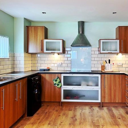 Retro Seaside Apt With Patio Daire Swansea Dış mekan fotoğraf