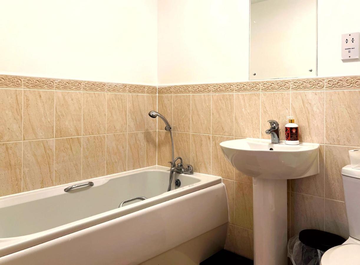 Retro Seaside Apt With Patio Daire Swansea Dış mekan fotoğraf