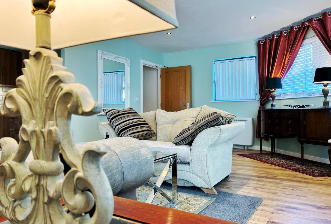 Retro Seaside Apt With Patio Daire Swansea Dış mekan fotoğraf