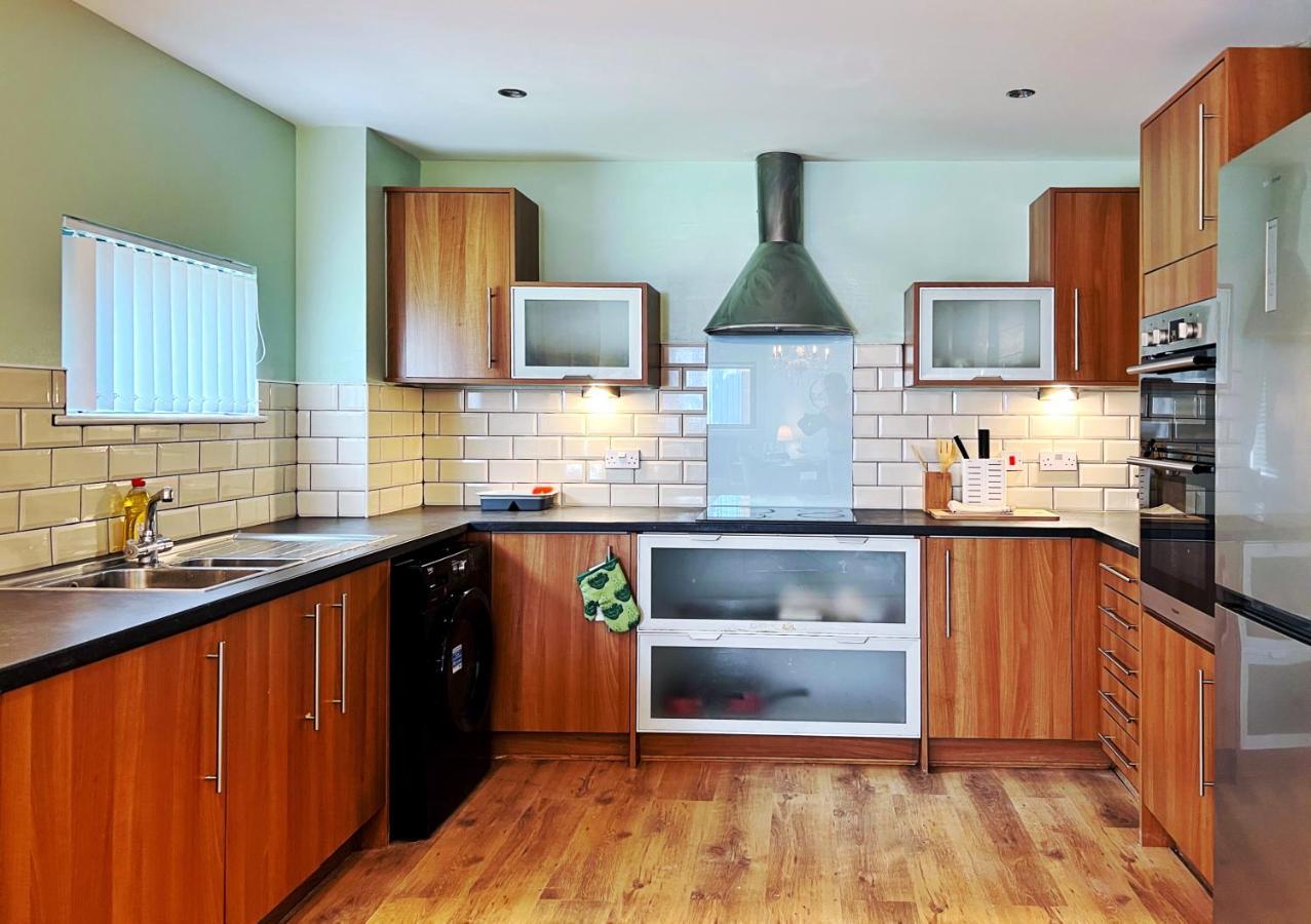 Retro Seaside Apt With Patio Daire Swansea Dış mekan fotoğraf